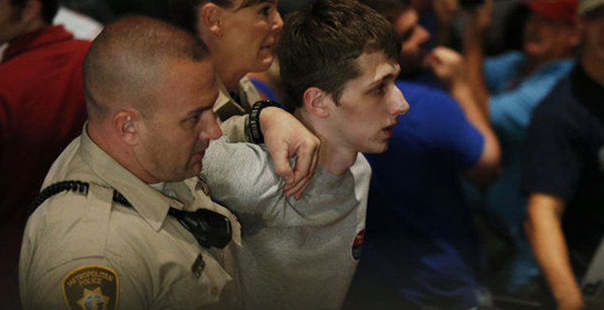 ABD'de bir vatandaş polis silahıyla Trump'ı vurmak istedi