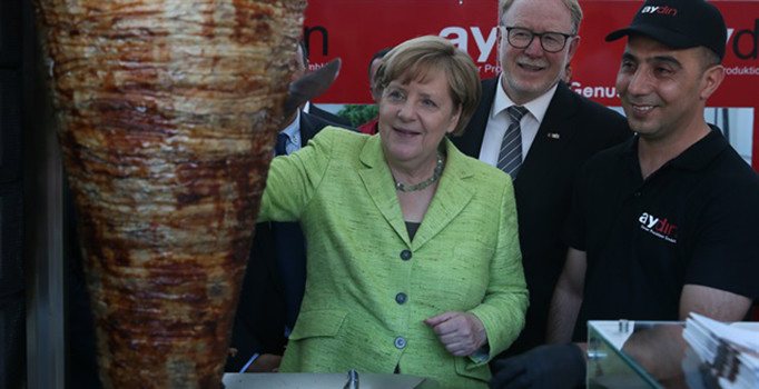 Merkel döner kesti - KARAR