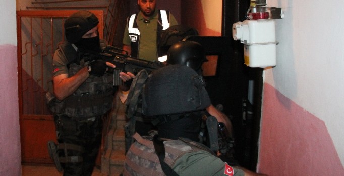Elazığ'da bir eve baskın sırasında 'Özel harekat' kapıyı tek yumrukla açtı