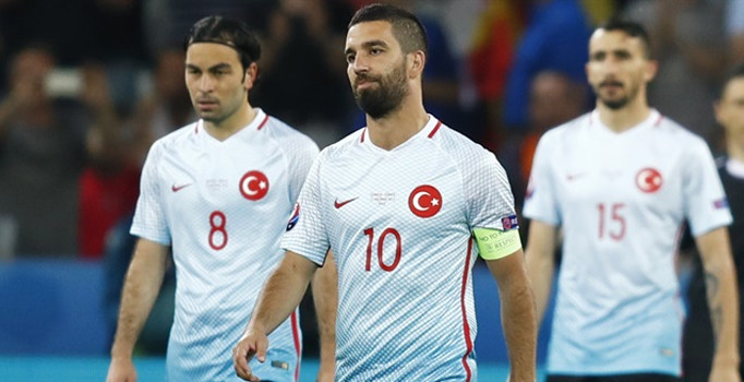 İspanya maçı sonrası Arda Turan'ın evine yumurta atıldı