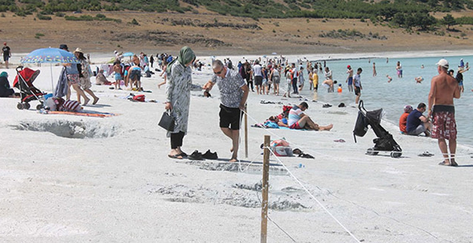 Burdur Valiliği Salda Gölü'nde çamur banyosunu yasakladı
