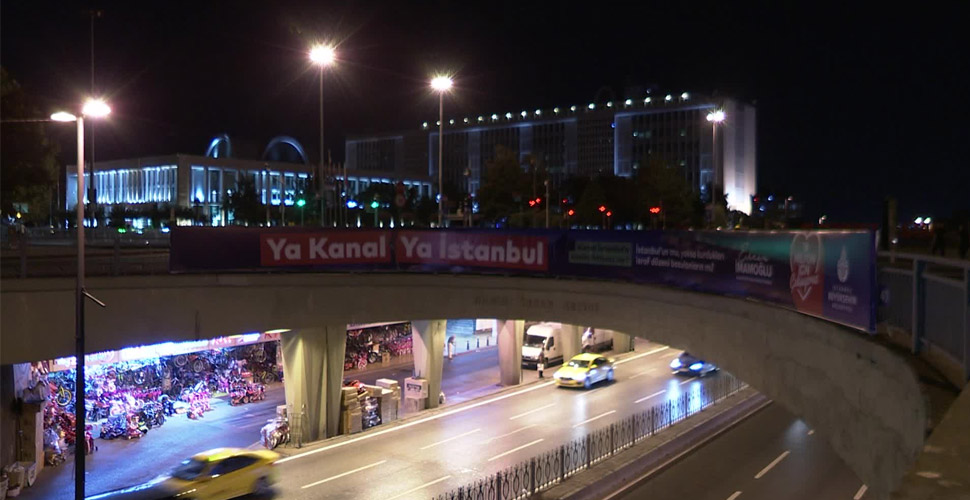 Polis, İBB'nin 'Ya Kanal Ya İstanbul' afişlerini gece yarısı söktü