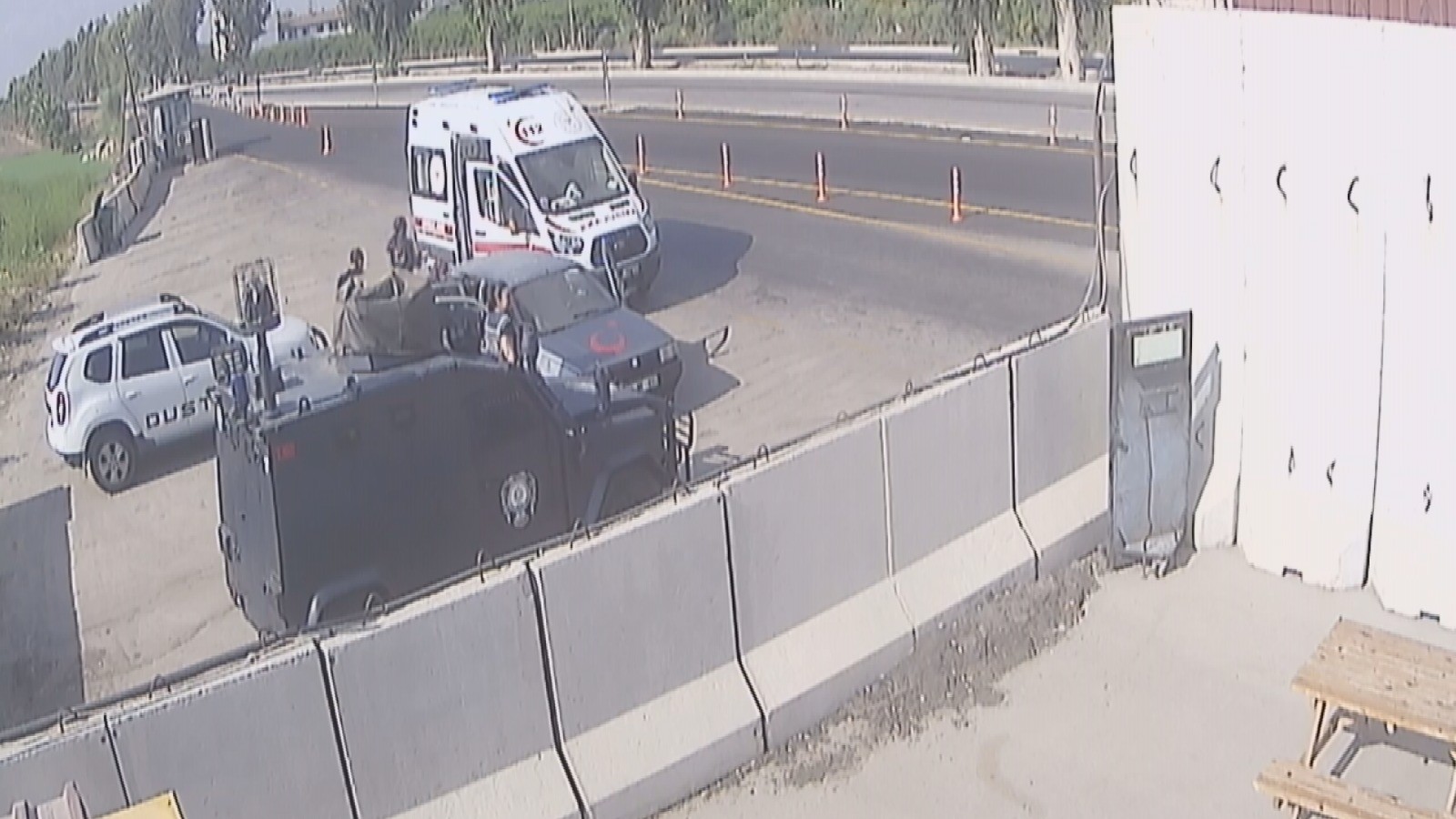 Kadın polis uygulama noktasında doğum yaptırdı