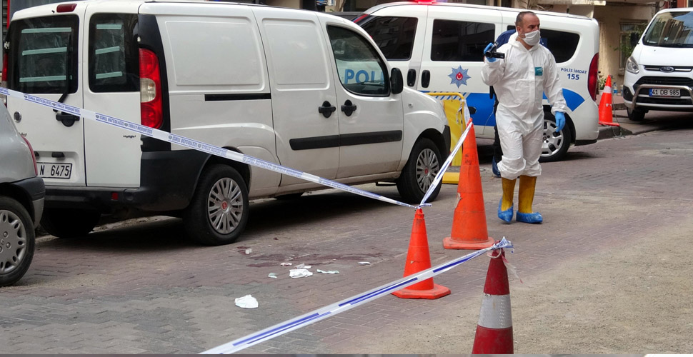 Ev arkadaşıyla birbirlerini bıçakladı, metrelerce sürünüp sokakta