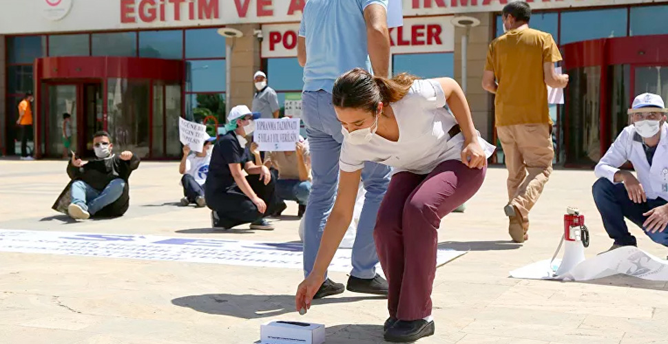 Diyarbakır'da sağlık çalışanlarından oturma eylemi