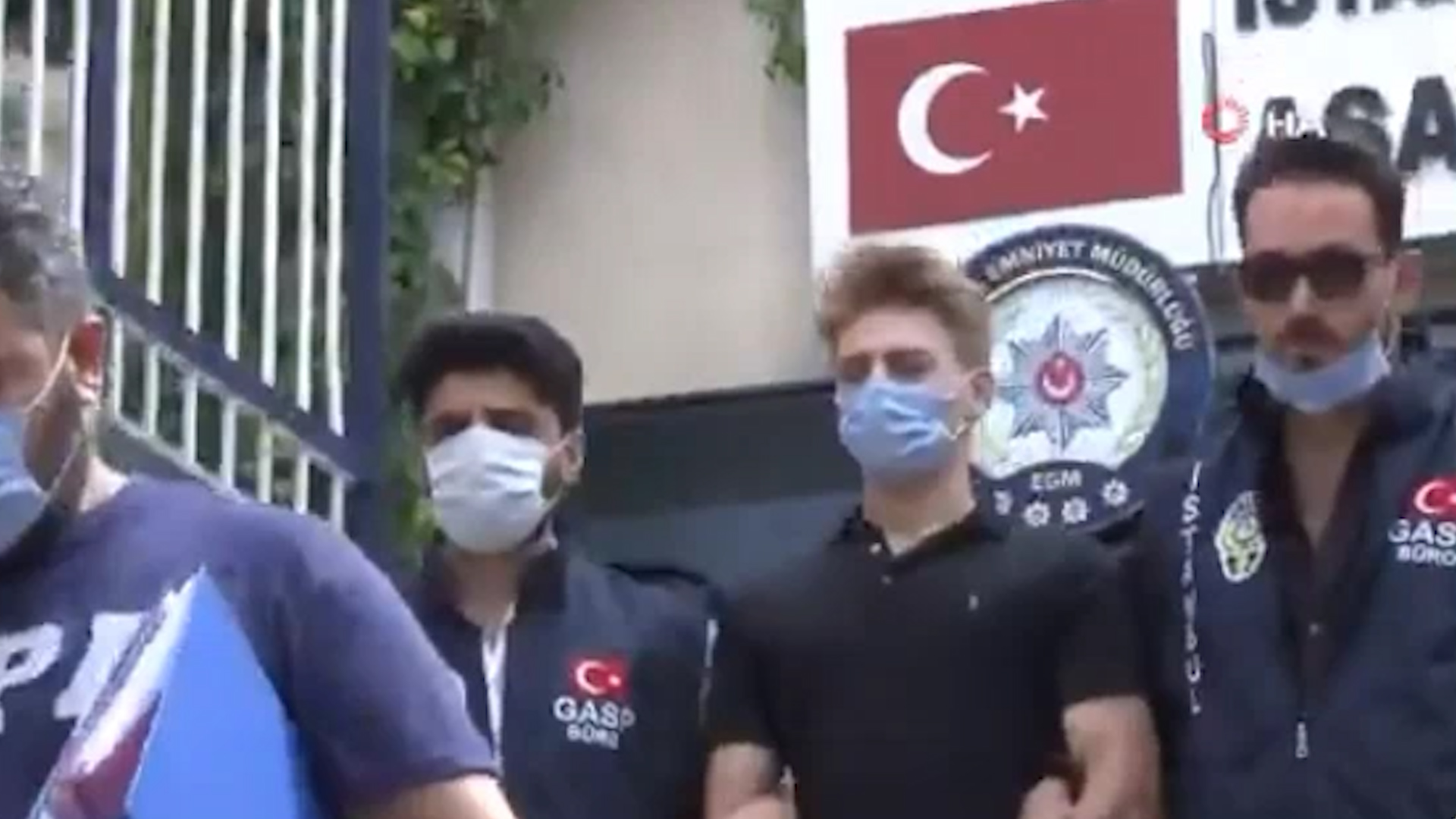 Çakarlı araçla yol kesip vatandaşı bıçaklayan Muhammed Enes Uysal adliyeye sevk edildi