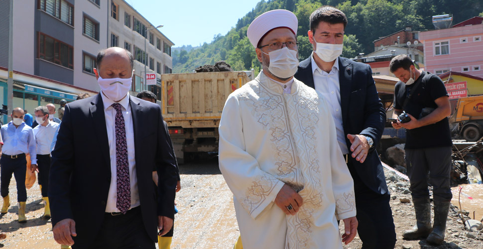 Diyanet İşleri Başkanı Erbaş'tan sel değerlendirmesi: Allah'tan gelene karşı boynumuz kıldan incedir ama...