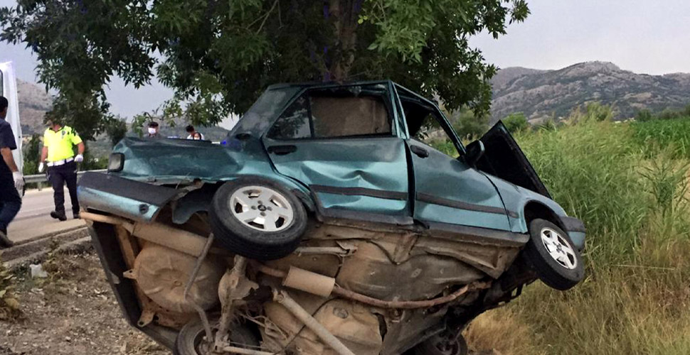 Ağaca çarpıp ikiye katlanan otomobilde sürücü ağır yaralandı