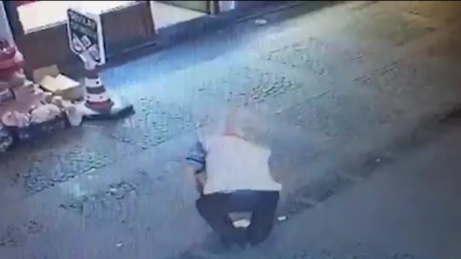 Yerde bulduğu maskeyi yüzüne takan yaşlı adam sosyal medyada gündem oldu