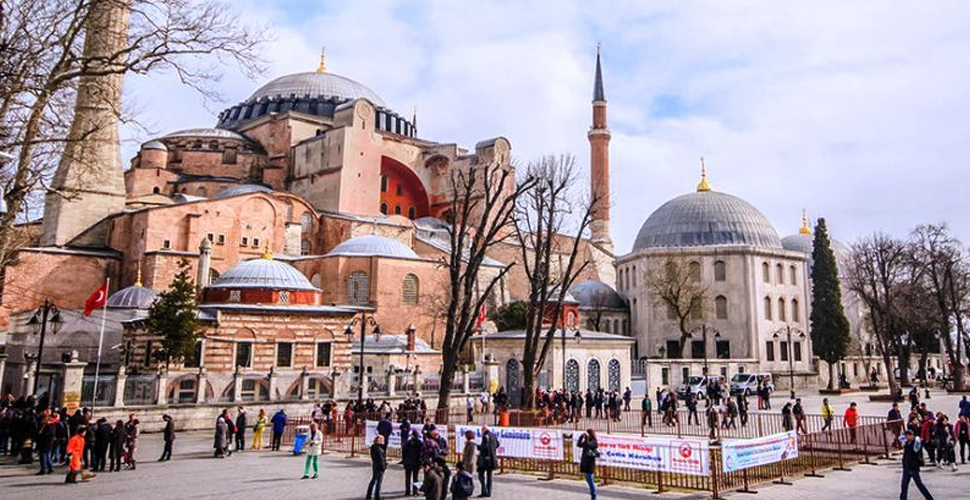 Ayasofya Camii�ne girişte kıyafet düzenlemesi