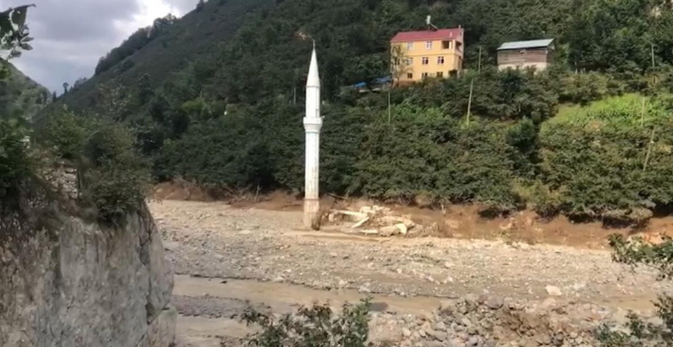 Giresun'daki felaketini anlatan en inanılmaz kare! Sadece minaresi kaldı