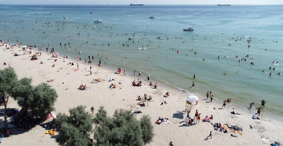 Menekşe Plajı'nda dikkat çeken hafta sonu yoğunluğu