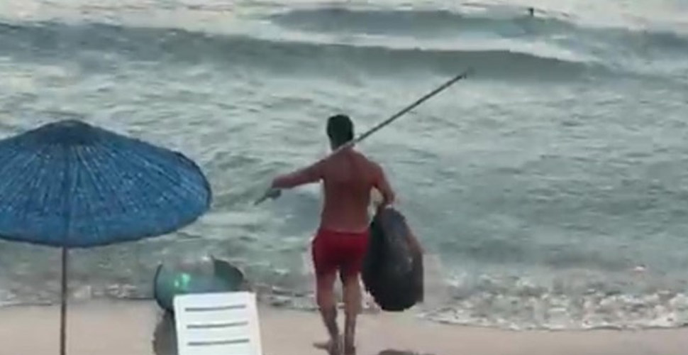 Kuşadası'nda plajdaki çöp kutularını denize atan kişi gözaltına alındı