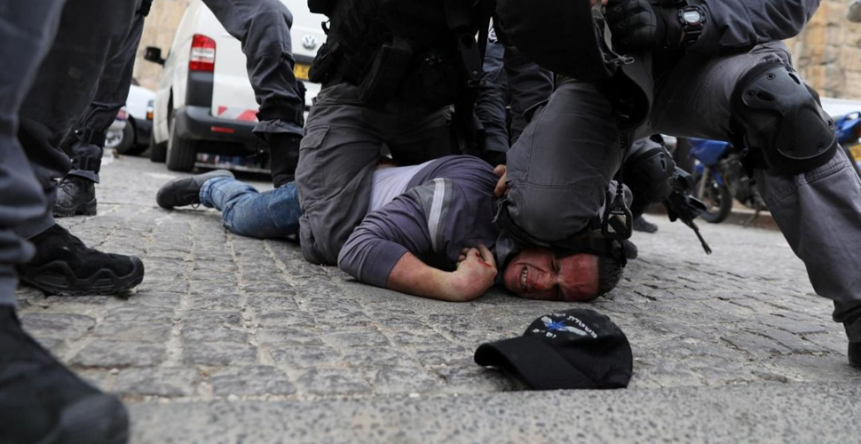 İsrailli askerlerden Filistinli yaşlı adama George Floyd muamelesi