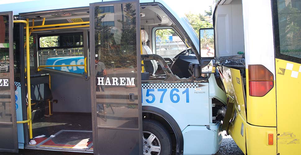 Son dakika! Kadıköy'de minibüs İETT otobüsüne çarptı