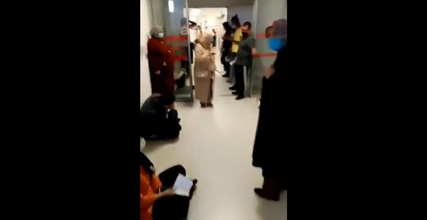 CHP'li Murat Emir koronavirüs test yaptırmak isteyenlerin oluşturduğu kuyruğu paylaştı