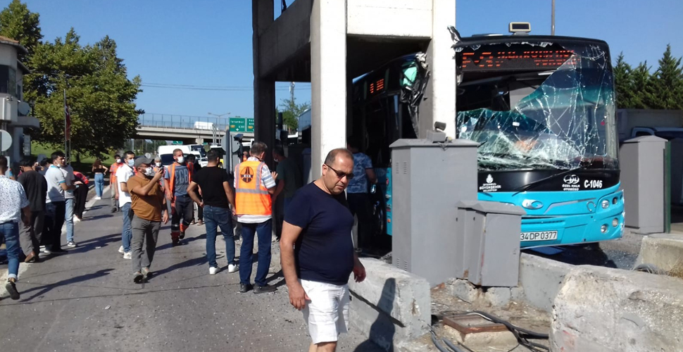 Kurtköy'de belediye otobüsü gişelere çarptı