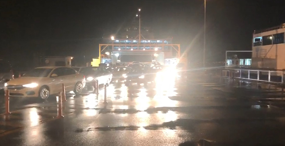 Yalova'da feribot karaya oturdu