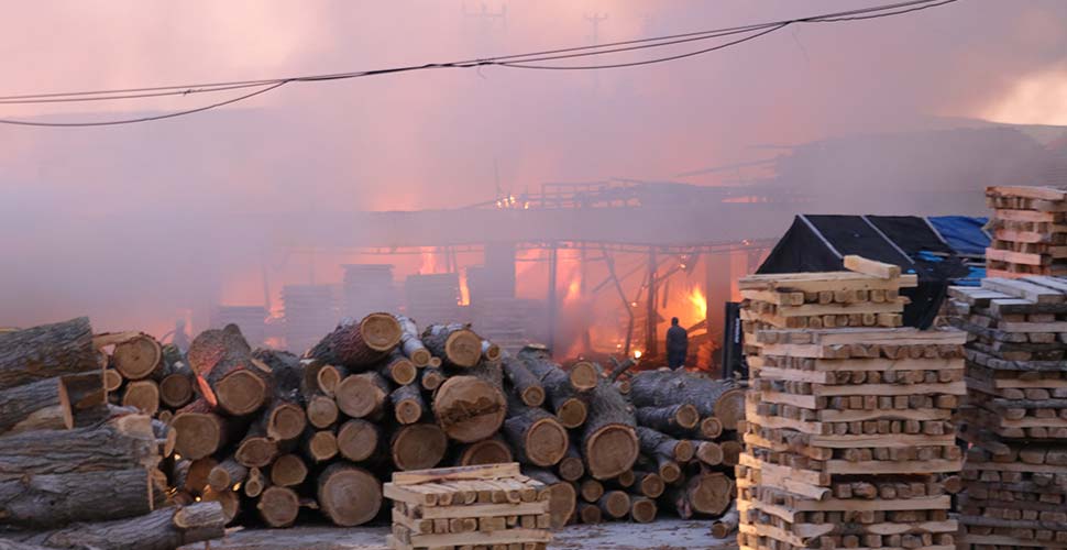 Yozgat'ta kereste fabrikası yandı