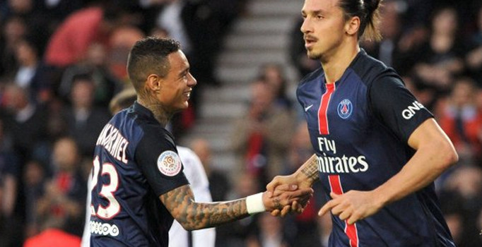 Van der Wiel Fenerbahçe için İstanbul'a geldi