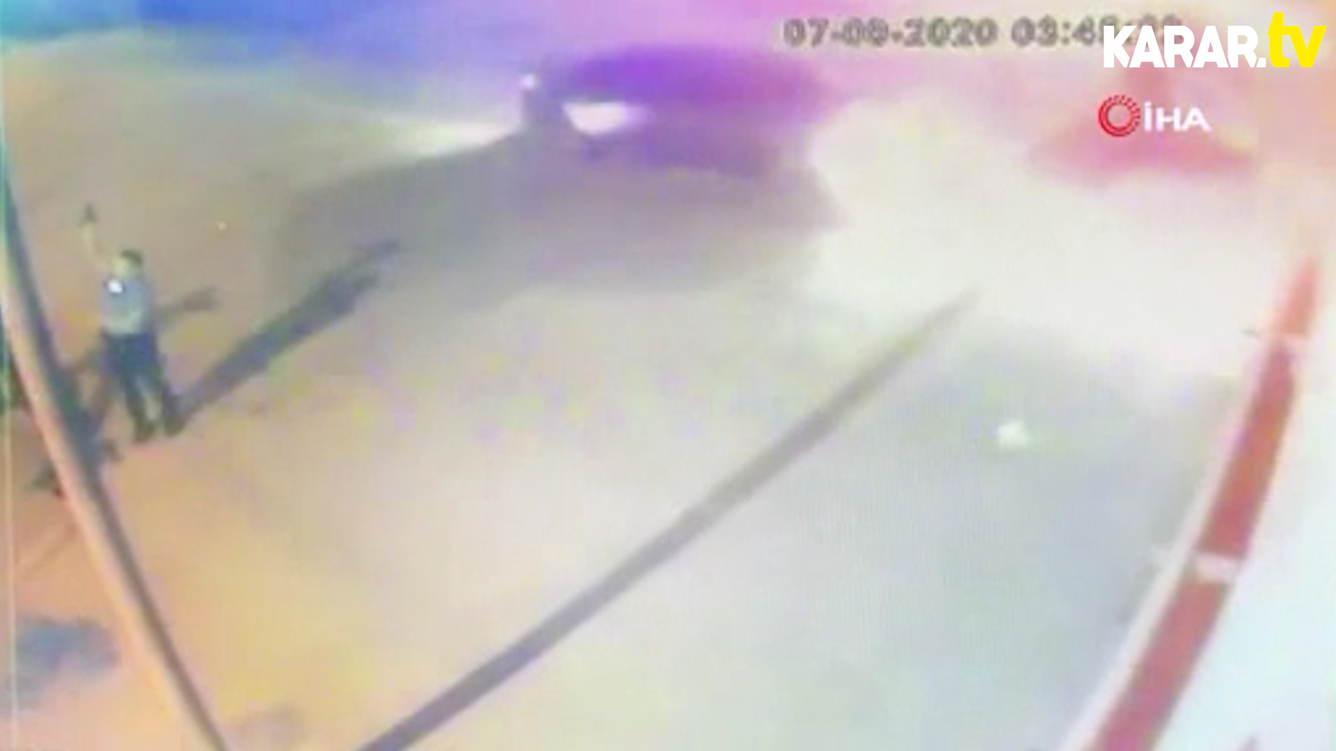 Dur’ ihtarına uymayarak kaçan şüpheliler kaza yapınca pompalı tüfekle polise saldırdı