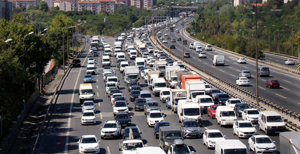 FSM Köprüsü'nde intihar girişimi trafiği kilitledi