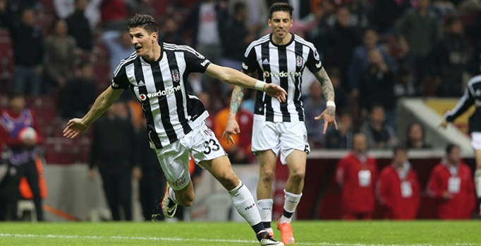 Beşiktaş'ta Jose Sosa maaşına zam istiyor