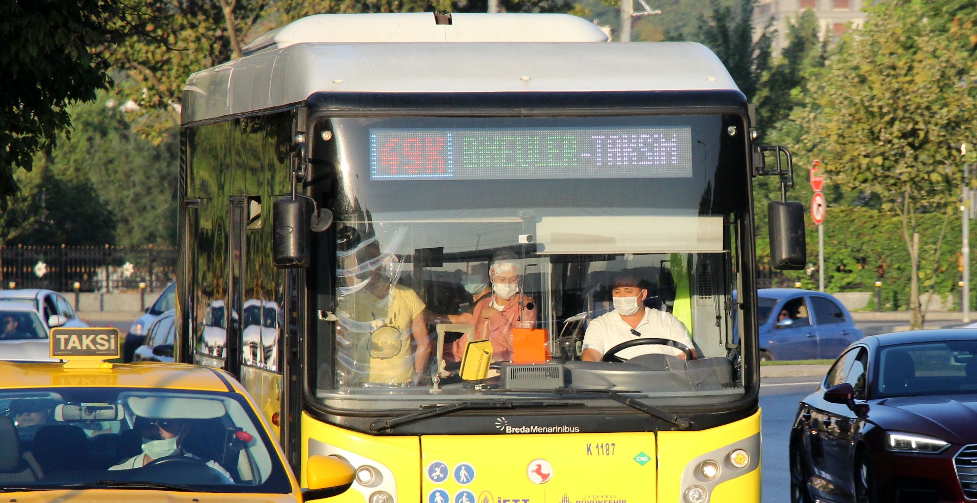 İstanbul'da toplu ulaşımda sosyal mesafesiz ayakta yolculuk