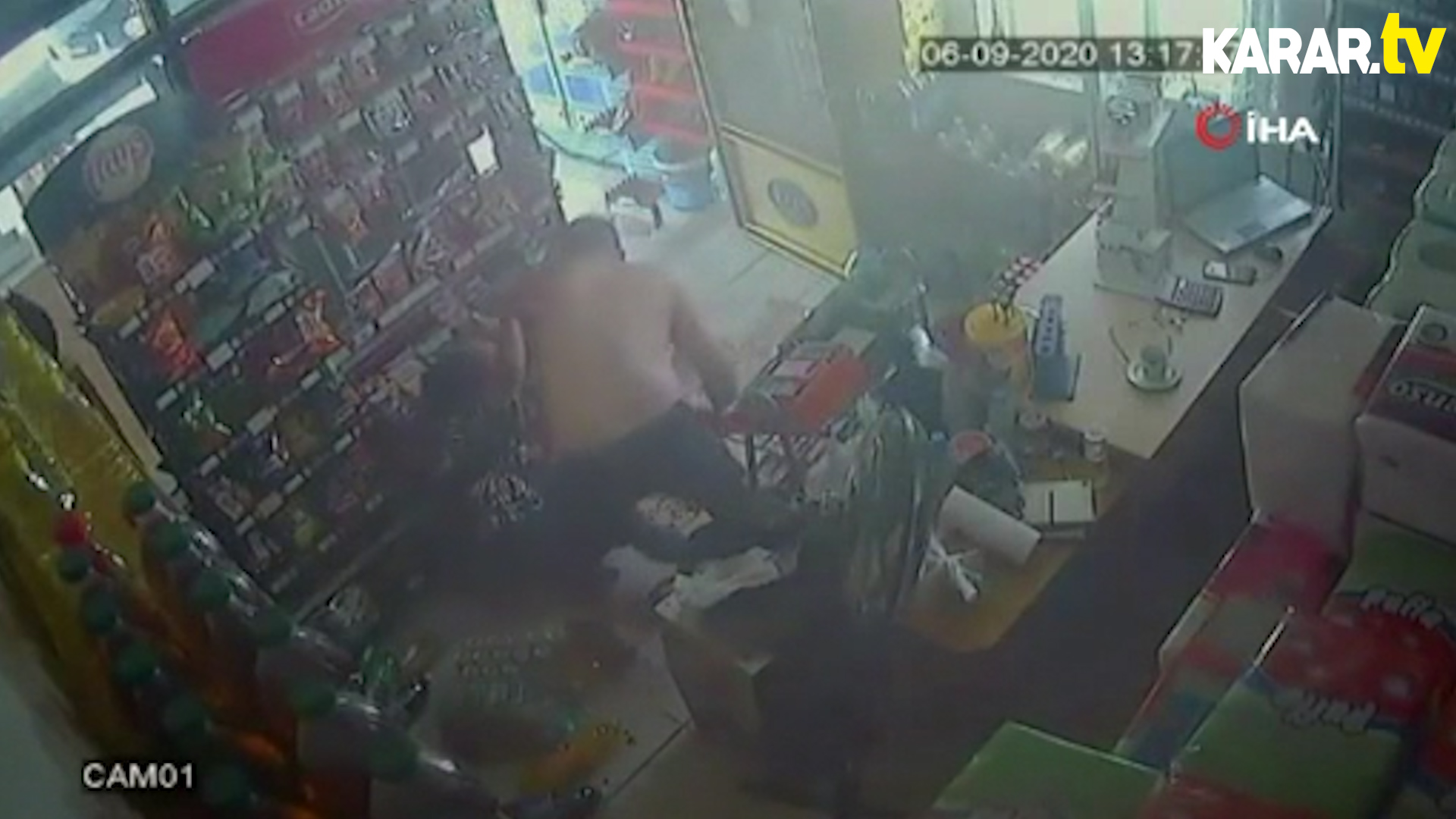 Muğla'nın Milas ilçesinde yarı çıplak markete giren adam, işletmeci kadını tekme tokat dövdü