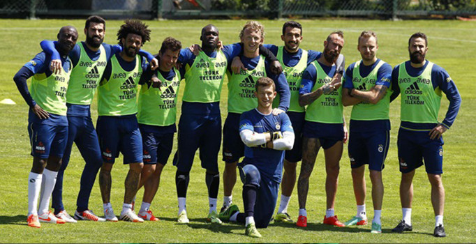 Fenerbahçeli futbolcu Altınordu ile el sıkıştı