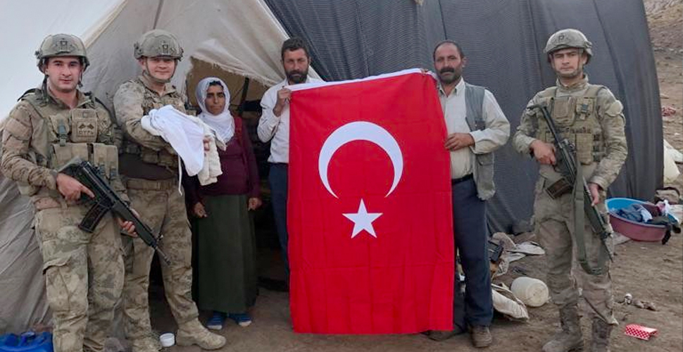 Jandarma, telefonla aldığı doktor talimatlarıyla hamile kadına doğum yaptırdı