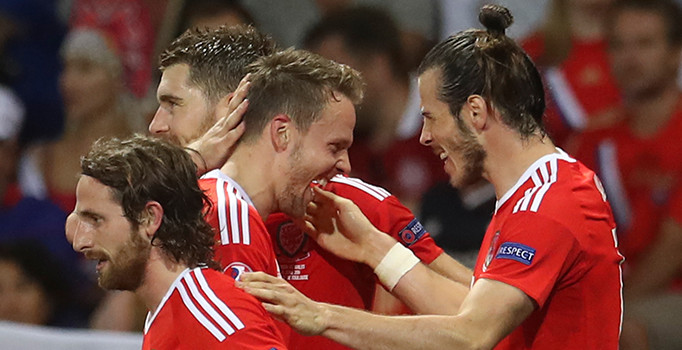 Galler fark attı, liderliği kaptı: Rusya 0-3 Galler