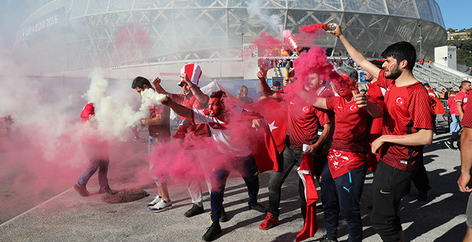 Lens sokakları Kırmızı-Beyaz!