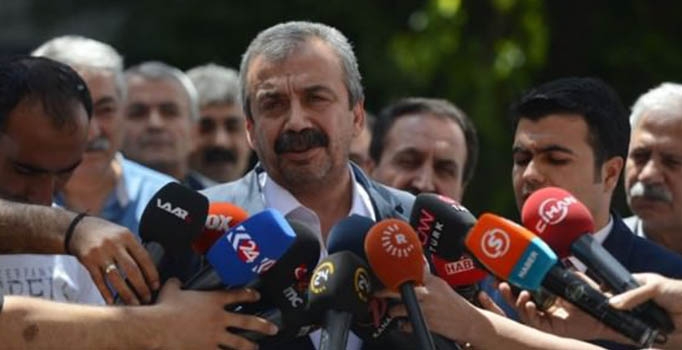 Sırrı Süreyya Önder de
"Şeref" polemiğine katıldı