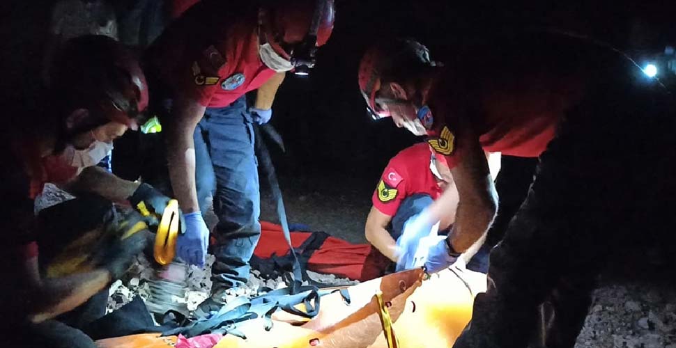 İrlandalı turist, yamaç paraşütü ile kayalıklara çakıldı