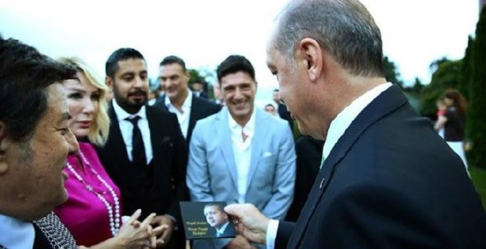 Seda Sayan'ın sevgilisi Cumhurbaşkanı'na özel bir CD hediye etti