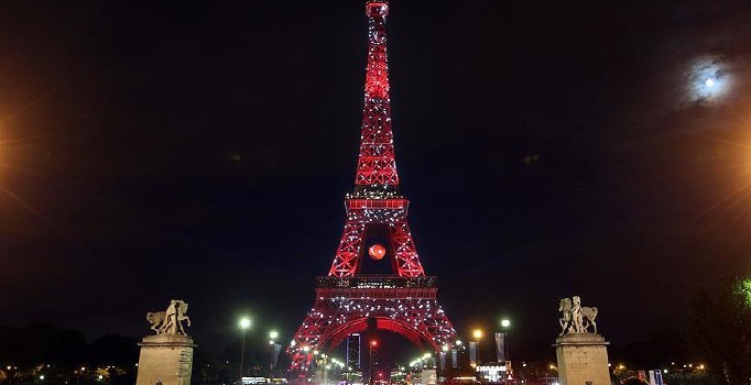 Eyfel Kulesi bir kez daha Türk bayrağına bürünebilir
