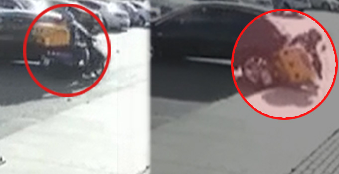 Büyükçekmece'de kan donduran kaza: Motosikletli kurye aracın altında kaldı