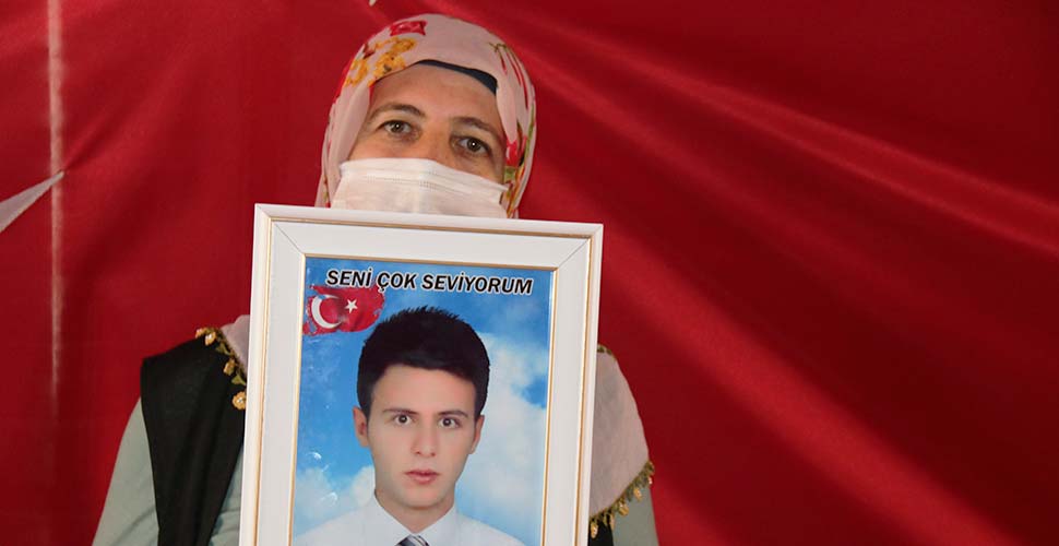 Diyarbakır annelerinden çağrı: Oğlum beni duyuyorsan Türk askerine teslim ol