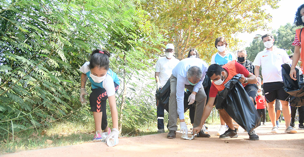 Adana Büyükşehir dalgıçları gölden tabanca, lastik, ağ ve başka bir çok atık ve çöp çıkardı