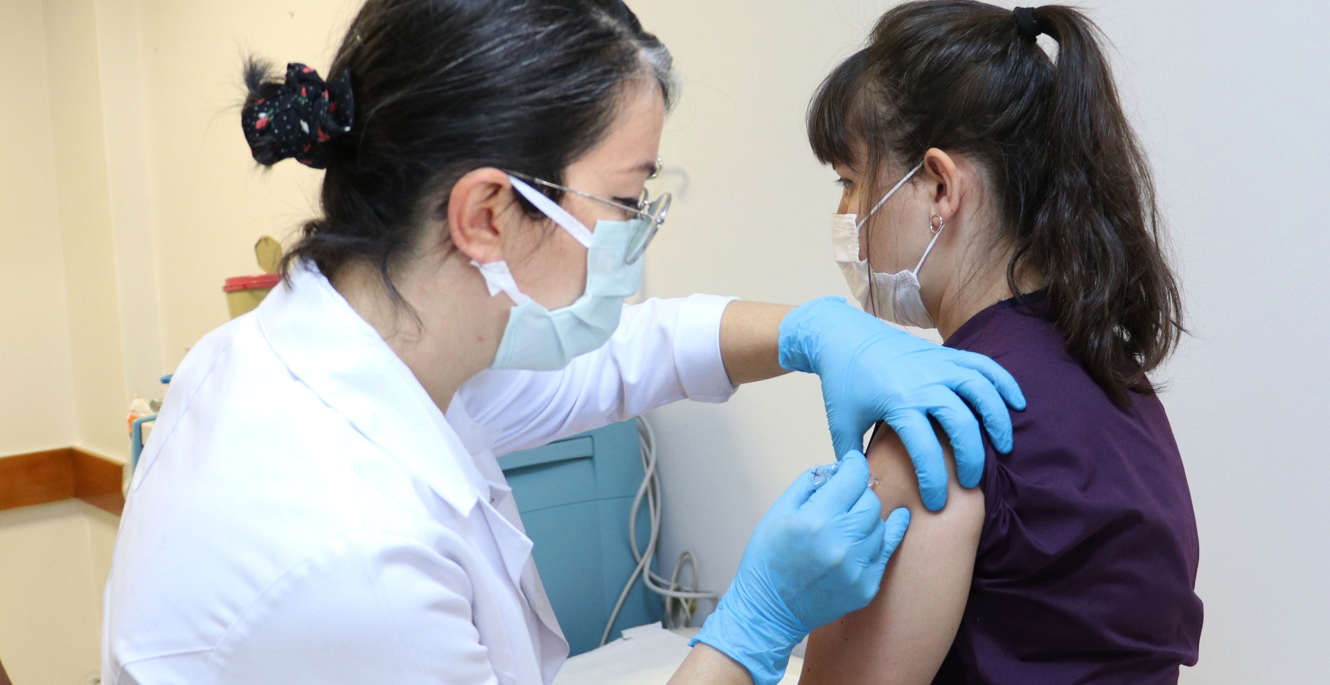 Türkiye'de koronavirüs aşısında ilk gönüllü uygulaması yapıldı