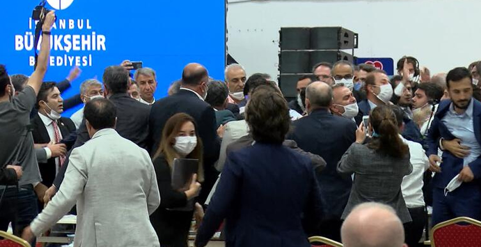 İBB Meclisi'nde tekme-tokat kavga