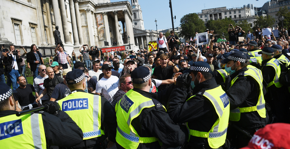 İngiltere'de koronavirüs karantinası protestosu