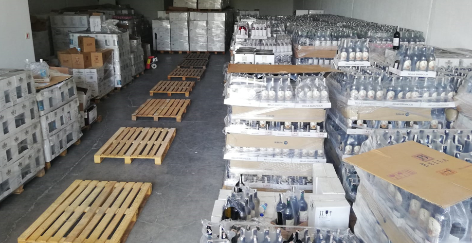 Antalya'da otelde 9 bin şişe sahte içki yakalandı