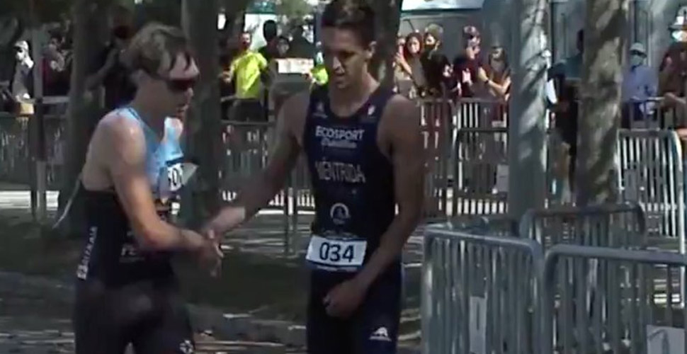 Bitiş çizgisinde şaşırtan olay! Rakibine geçmesi için izin verdi