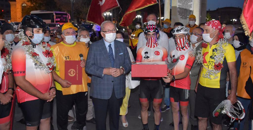 Anıtkabir’de dalgalanan Şanlı Türk Bayrağı, Gaziler Gününde Başkanı Kadir Albayrak’a teslim edildi