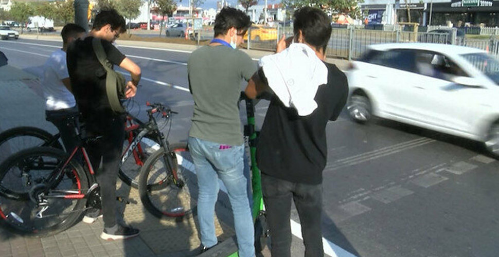 Pendik'te otomobil çarpan elektrikli scooter sürücüsü genç hayatını kaybetti