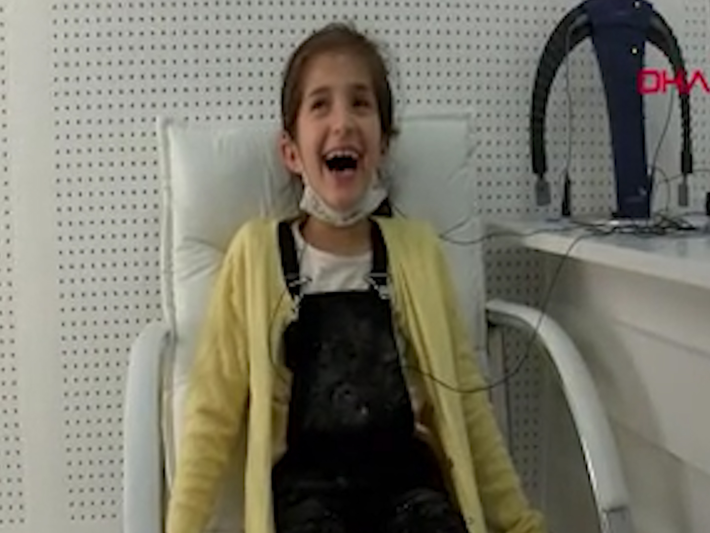 İşitme cihazıyla ilk kez duyan küçük Fatma'nın verdiği tepki duygulandırdı