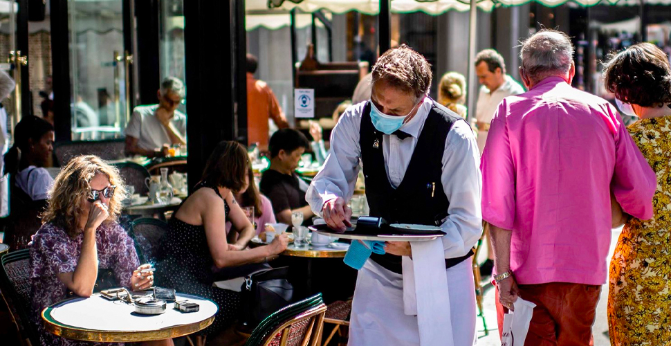 İngiltere'de Kovid-19 önlemleri kapsamında bar ve restoranlar erken kapandı