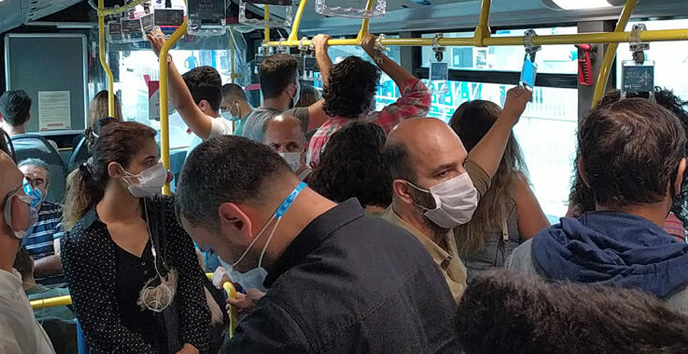 Metrobüslerde sosyal mesafesiz yolculuk devam ediyor